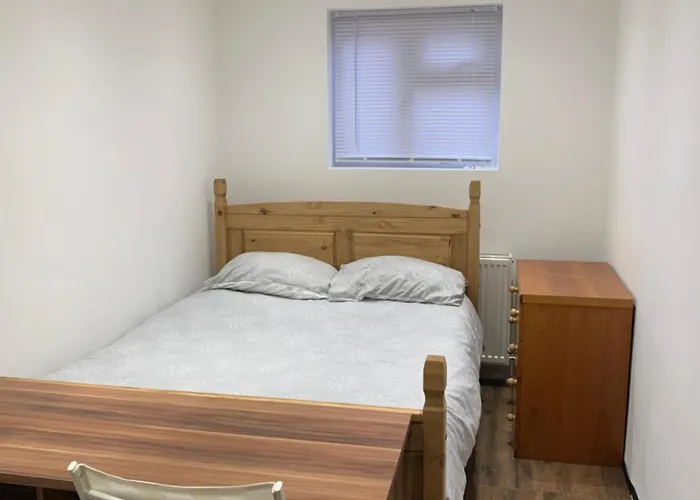 Private Room Renovated With Standard Size Brown Desk In Se9 6Pg