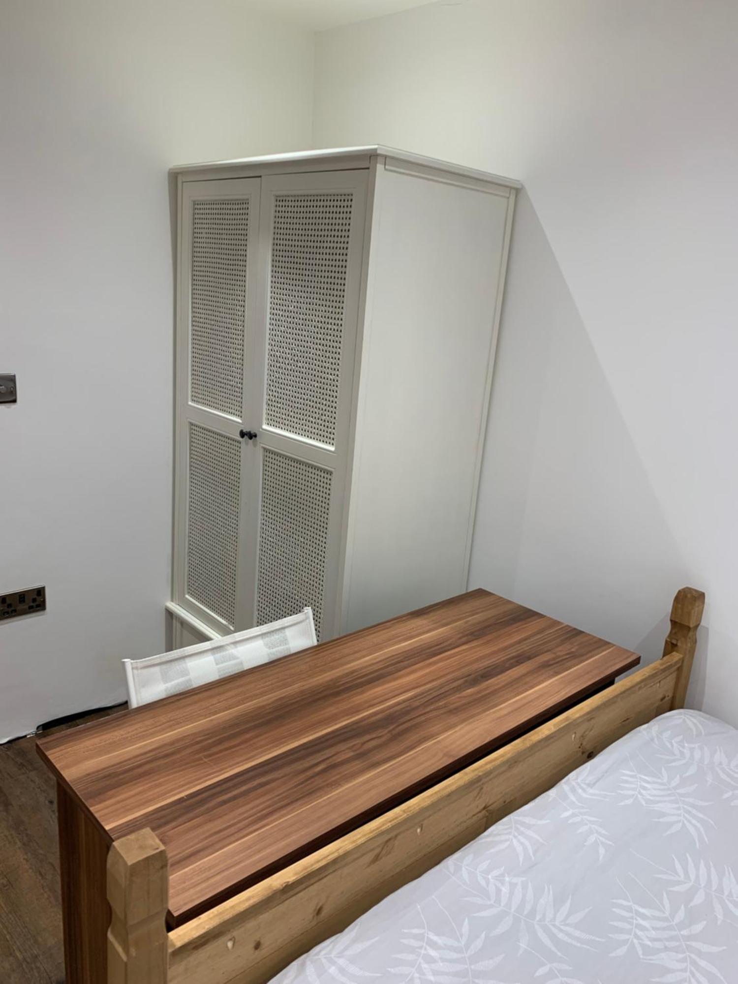 Private Renovated With Standard Size Brown Desk In Se9 6pg * Londra