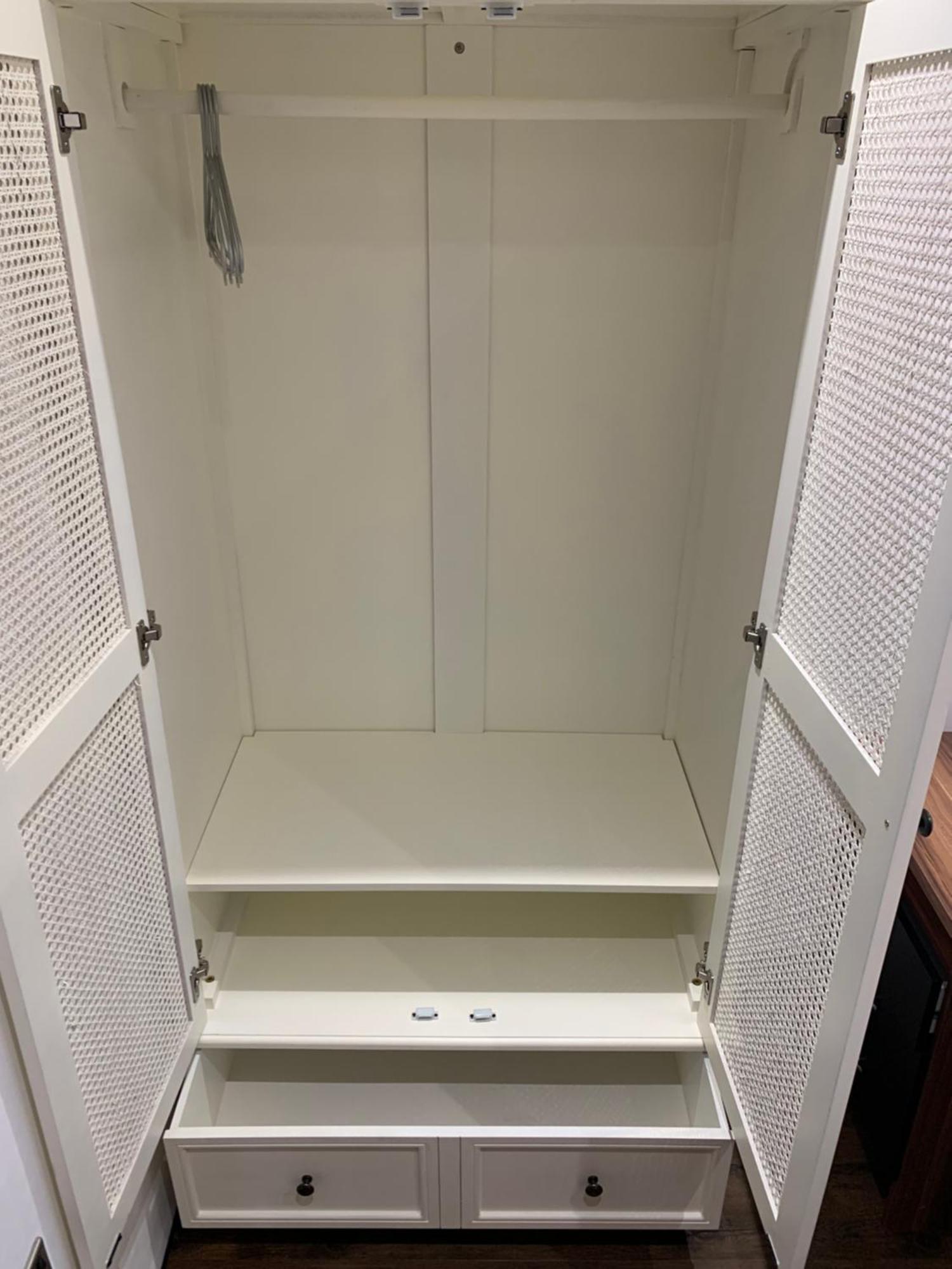 Private Renovated With Standard Size Brown Desk In Se9 6pg * Londra
