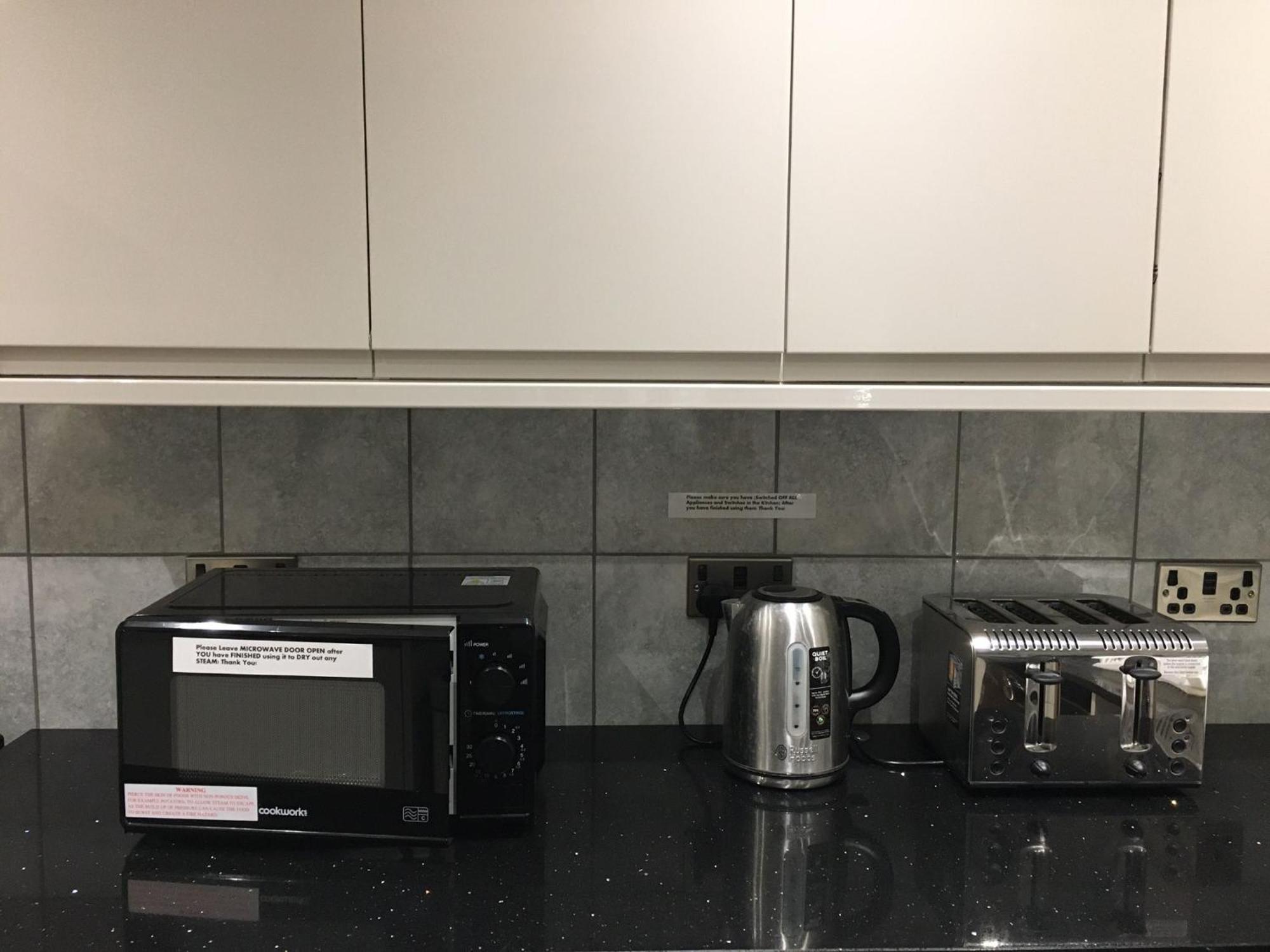 Private Renovated With Standard Size Brown Desk In Se9 6pg * Londra