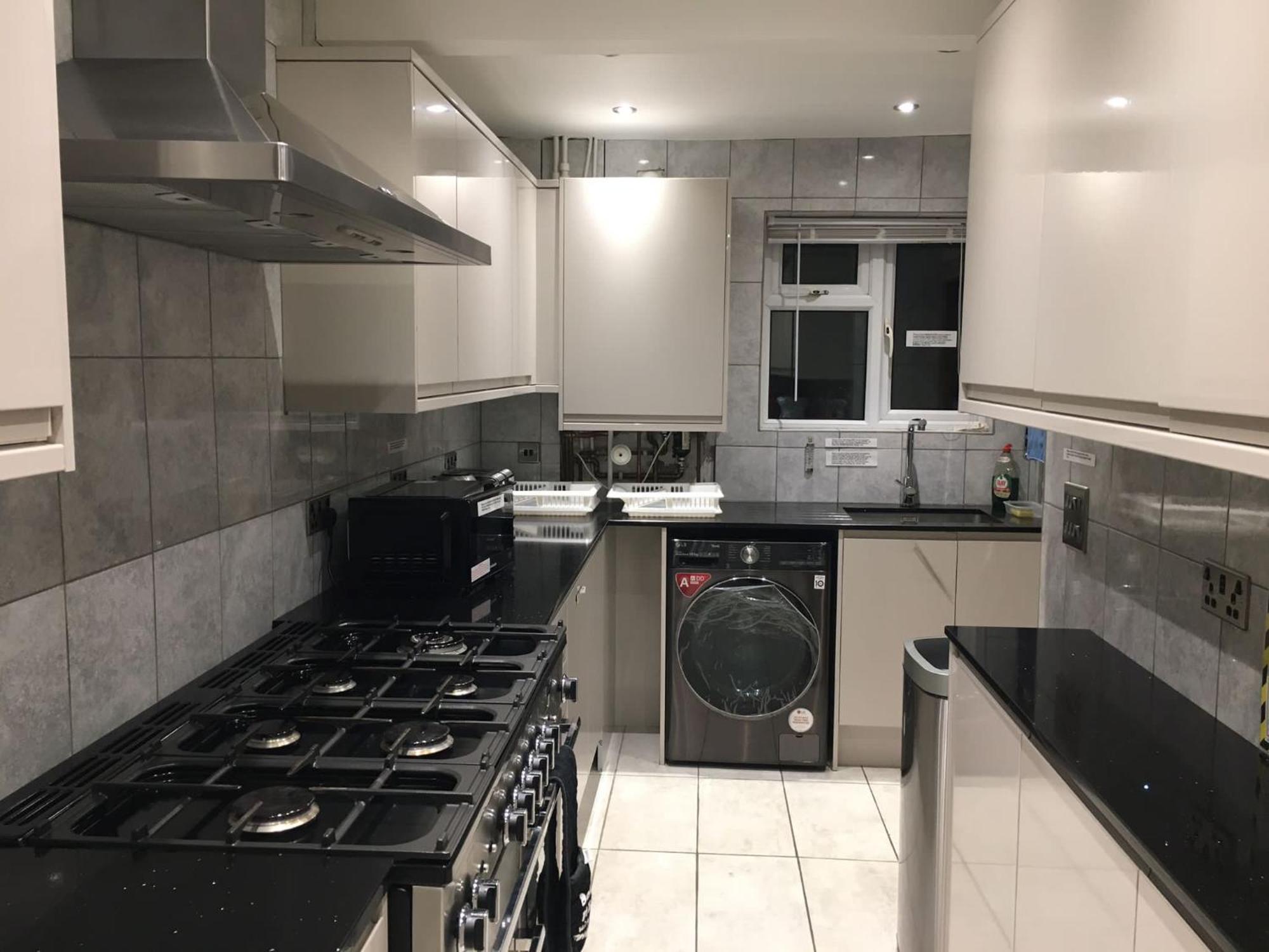 Private Renovated With Standard Size Brown Desk In Se9 6pg Londra